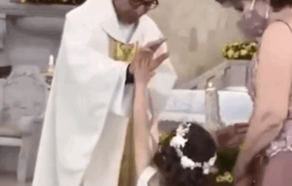 DEČIJA MAŠTA MOŽE SVAŠTA: Evo kako je devojčica nasmejala popa u sred krštenja (VIDEO)